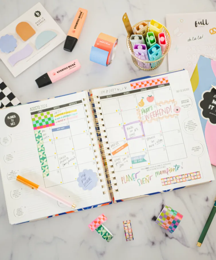 Planner de The Full Planner abierto en agosto 2024 con decoración de stickers, cintas y resaltadores